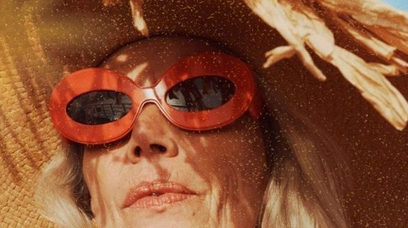 Mujer con sombrero y gafas de sol, ejemplo de revisión visual a tiempo
