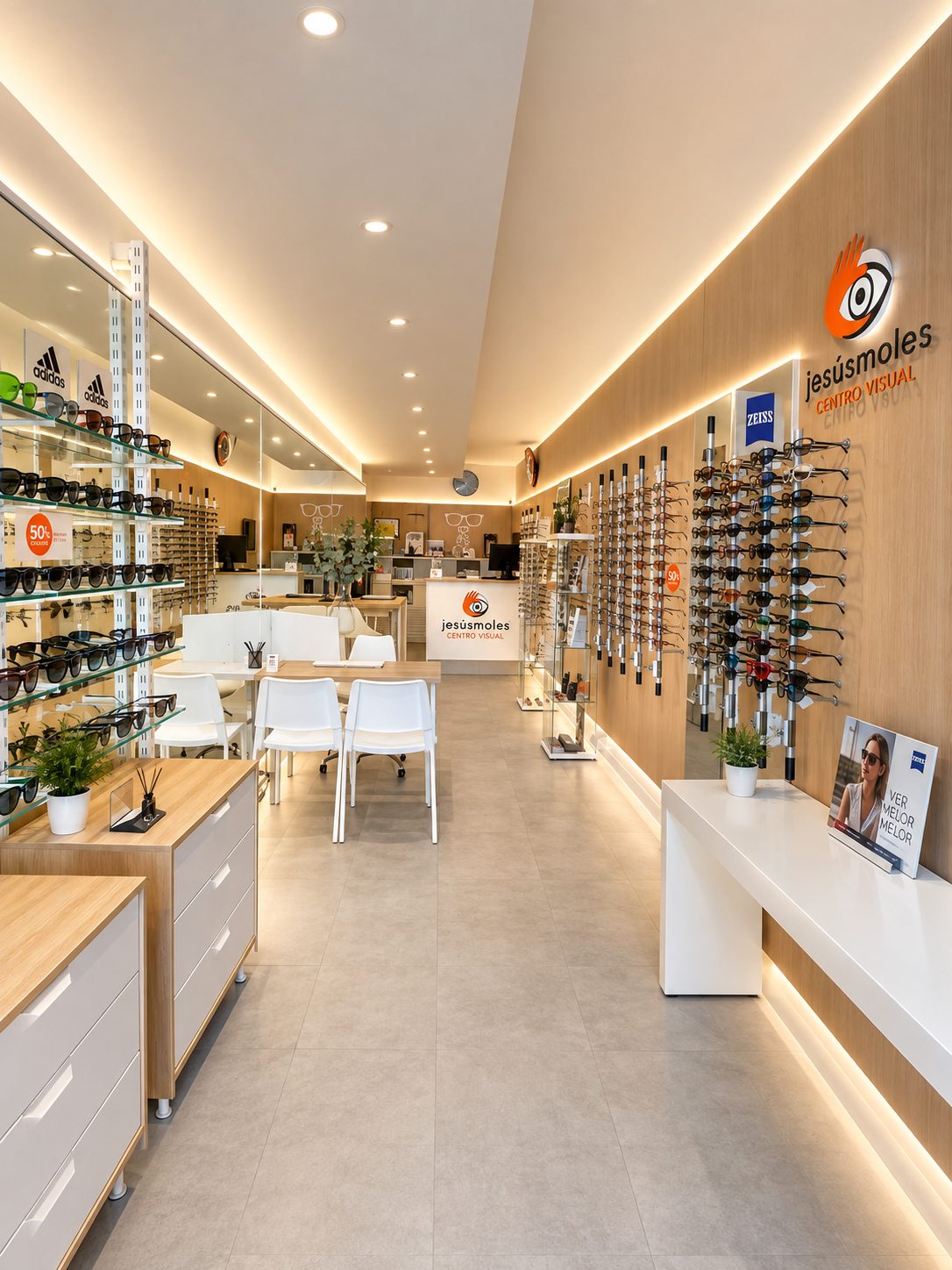 Interior de Centro Visual Jesús Moles, óptica en Granada con expositor de monturas y gafas de sol